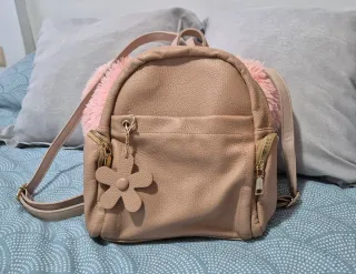 Mochila beige con detalle de flor