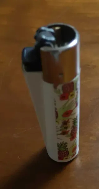 Isqueiro Clipper com padrão tropical