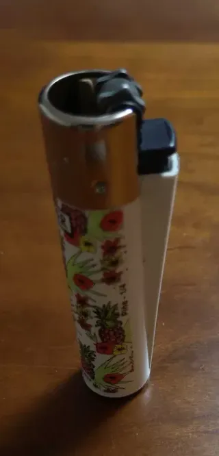 Isqueiro Clipper com padrão tropical