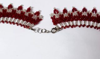 Gargantilla abalorios plateados y burdeos