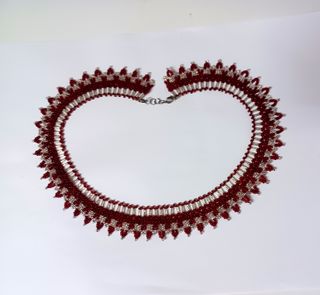 Gargantilla abalorios plateados y burdeos