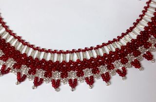 Gargantilla abalorios plateados y burdeos