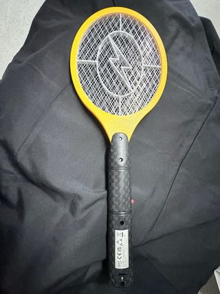 Raqueta mata moscas eléctrica amarilla
