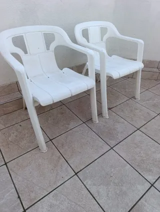 2 Sillas de Plástico Blancas