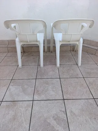 2 Sillas de Plástico Blancas