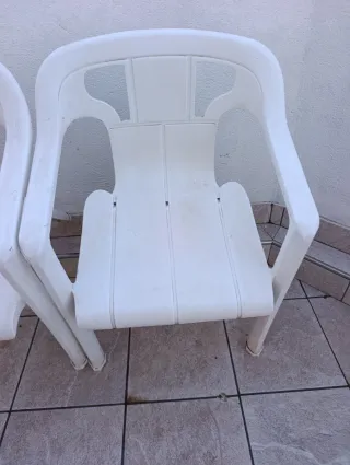 2 Sillas de Plástico Blancas