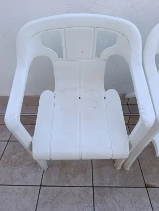 2 Sillas de Plástico Blancas