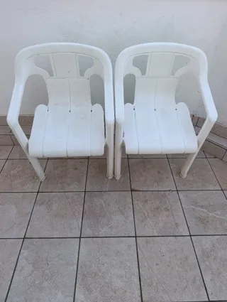 2 Sillas de Plástico Blancas