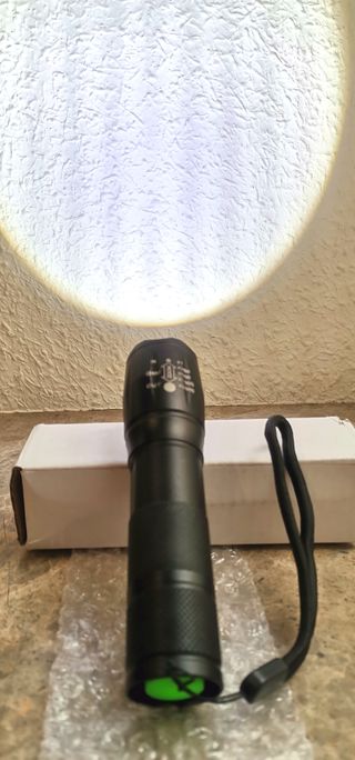 Linterna LED. Metálica, Nueva.