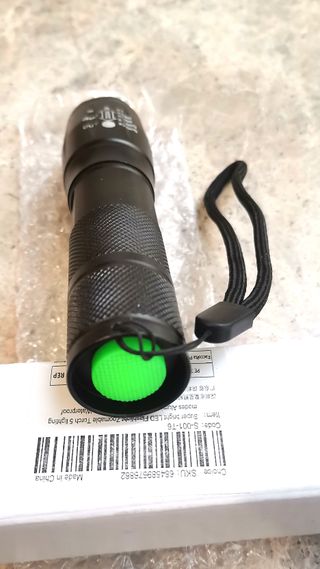 Linterna LED. Metálica, Nueva.