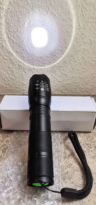 Linterna LED. Metálica, Nueva.