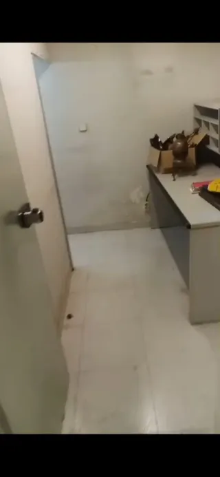 Local con dos vestidores un baño con dos fechadas