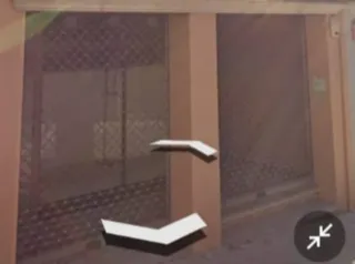 Local con dos vestidores un baño con dos fechadas