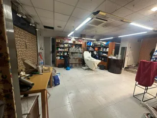 Local con dos vestidores un baño con dos fechadas