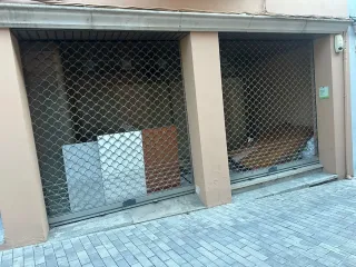 Local con dos vestidores un baño con dos fechadas