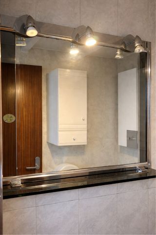 espejo mediano con focos integrados