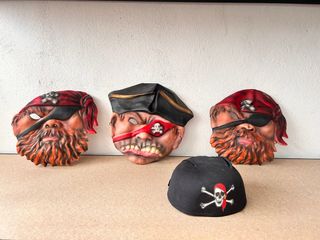Máscaras y gorro pirata