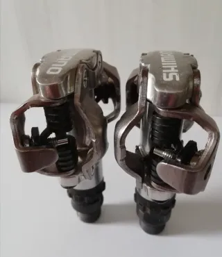 Un par de pedales automáticos SHIMANO para bicis