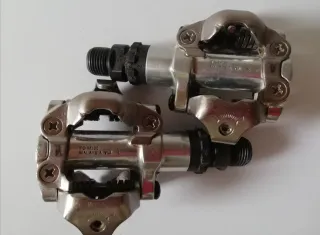 Un par de pedales automáticos SHIMANO para bicis