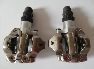 Un par de pedales automáticos SHIMANO para bicis