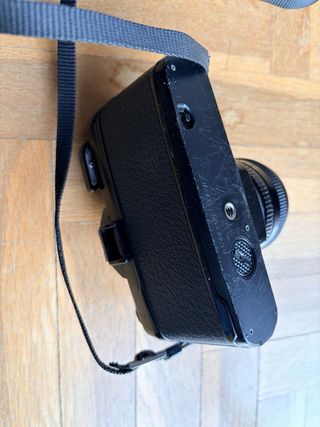 Cámara Yashica con cable disparador