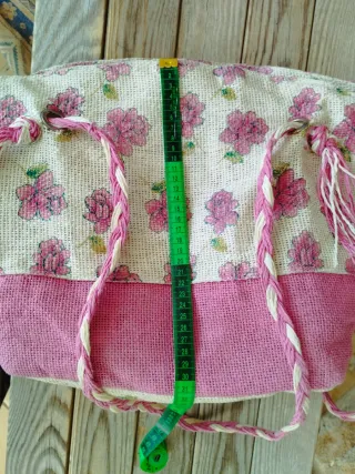 Bolso rafia flores rosa estilo cottagecore