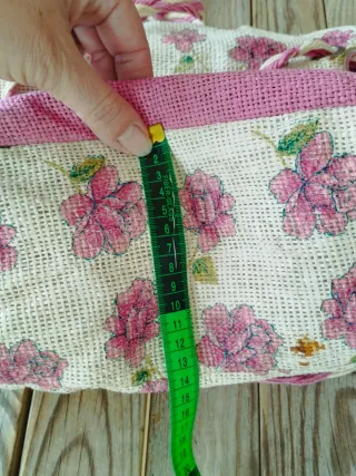 Bolso rafia flores rosa estilo cottagecore