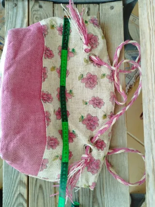 Bolso rafia flores rosa estilo cottagecore