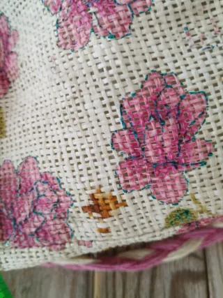 Bolso rafia flores rosa estilo cottagecore