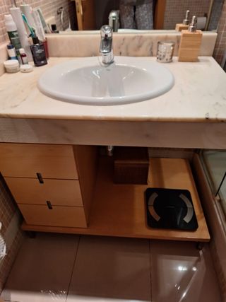 Mueble baño haya con lavabo y grifo