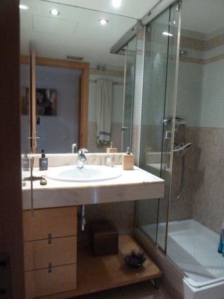 Mueble baño haya con lavabo y grifo