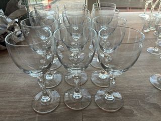 Copas de cristal, vino, chupito y champán