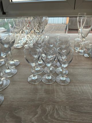 Copas de cristal, vino, chupito y champán