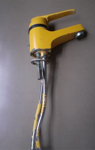 Grifo monomando Buades amarillo metal