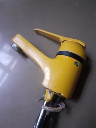 Grifo monomando Buades amarillo metal