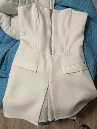 Mono/vestido blanco con cremallera y pantalón bajo