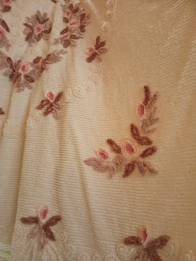 Colcha de felpa con flores rosas y beige