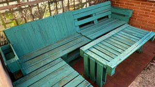 Sofá chaiselonge exterior hecho a mano con mesa.