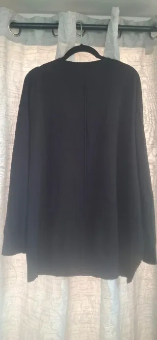 Amplio jersey de punto fino.