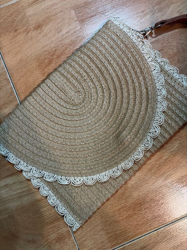 Bolso de mano con detalle