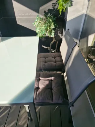 Mesa y 3 sillas de terraza