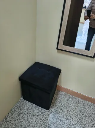 Butaca terciopelo negro con cajón madera