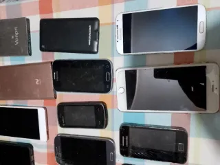 Lotto di telefoni e accessori vari non testati