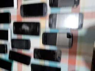 Lotto di telefoni e accessori vari non testati