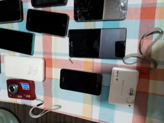 Lotto di telefoni e accessori vari non testati