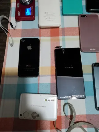 Lotto di telefoni e accessori vari non testati