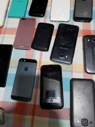 Lotto di telefoni e accessori vari non testati
