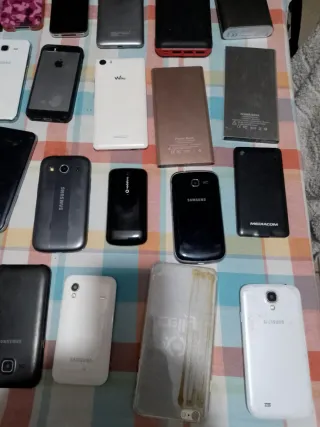 Lotto di telefoni e accessori vari non testati