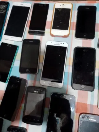 Lotto di telefoni e accessori vari non testati