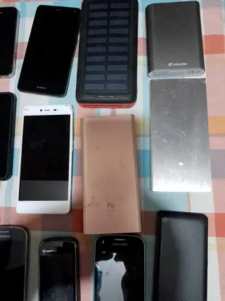 Lotto di telefoni e accessori vari non testati